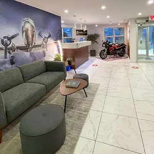 Hotel Clarion Pointe Airport **