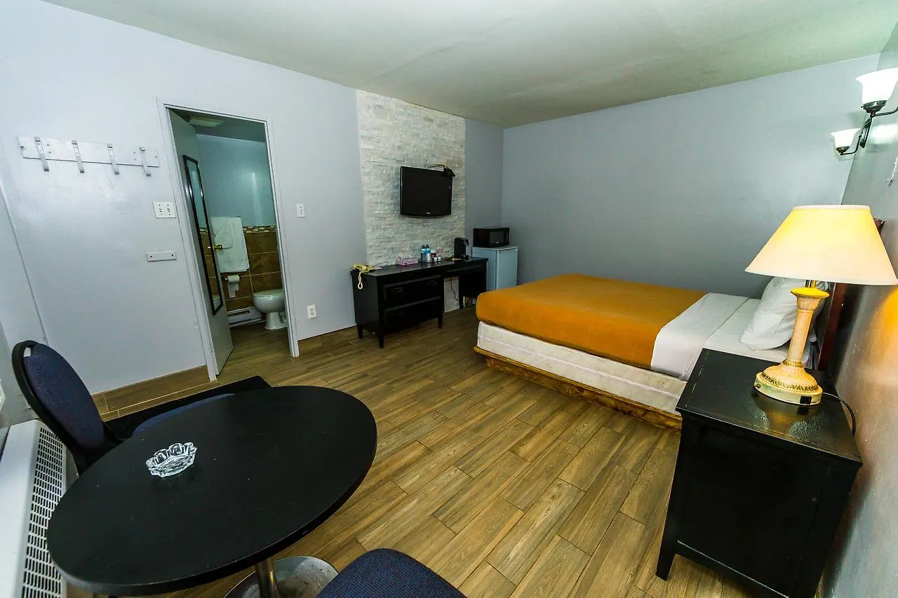 New Plaza Motel Toronto Canada