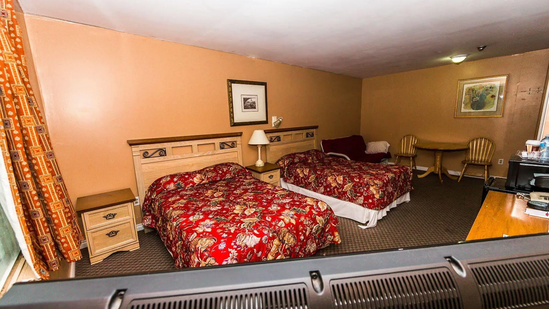 **  New Plaza Motel Toronto Canada